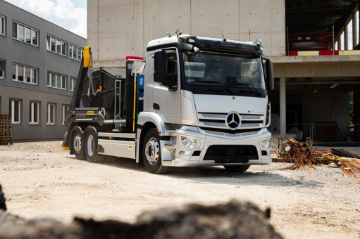 ZF und Mercedes-Benz Trucks stellen Elektro-Lkw mit geräuscharmen und emissionsfreien Nebenabtrieb eWorX vor