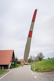 Transport der Windflügel zum Windpark Kallenwald