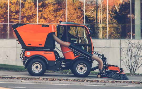 Kehren mit Mehrwert:   Die Kehrmaschine KS 1200 für die Holder C-Reihe