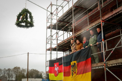 Umbau- und Sanierungsarbeiten auf dem NATO-Flugplatz Wittmundhafen laufen auf Hochtouren – jetzt war Richtfest für Wachgebäude und Waffenkammer