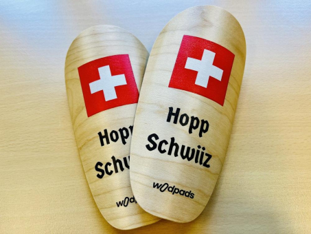 Auf Holz geklopft – Die Woodpads aus regionalem Holz gibt es pünktlich zur EM auch als „Hopp Schwiiz“ Fan-Edition