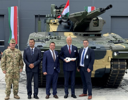 Meilenstein im ungarischen Schützenpanzer-Programm: Rheinmetall übergibt den ersten Lynx aus heimischer Fertigung