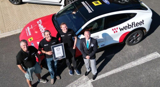 916,74 Kilometer: Webfleet stellt Guinness World Record für die längste Fahrt mit einem Elektroauto auf