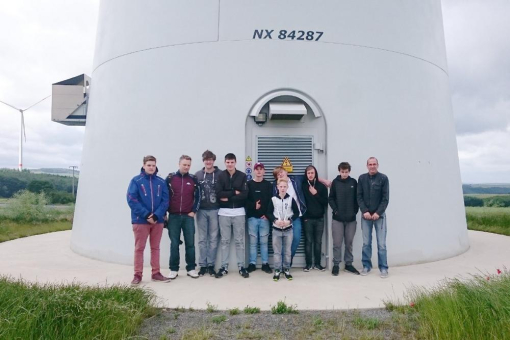 Mayener Bernardshof-Schule besichtigt Windpark im Hunsrück