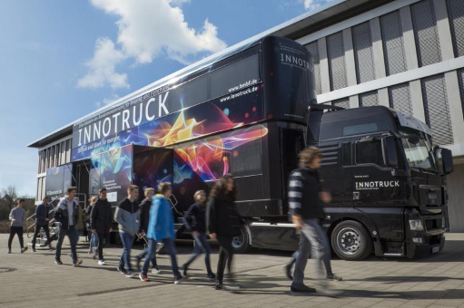 Mobile Hightech-Ausstellung in Halle: Jugendliche entdecken im InnoTruck die Technologien der Zukunft