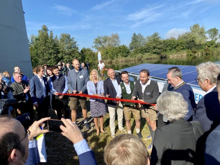 Staatsminister Hubert Aiwanger gibt Startschuss für Floating Solar auf den Schönungsteichen der Kläranlage Ammersee in Eching