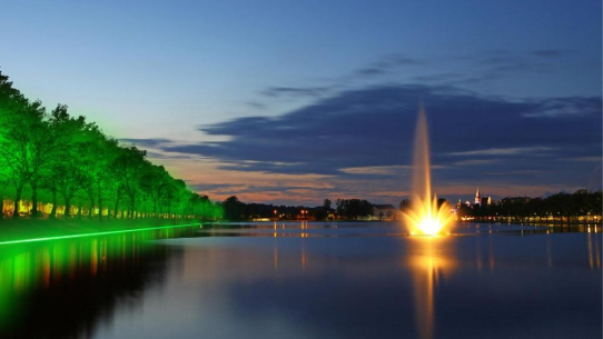 Bürgerfest in Schwerin: Wasserstoffbeleuchtung lässt Westufer am Pfaffenteich in leuchtendem Grün erstrahlen