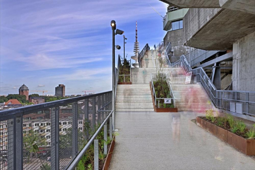 Auf einem Bergpfad nach oben – der grüne Bunker auf St. Pauli