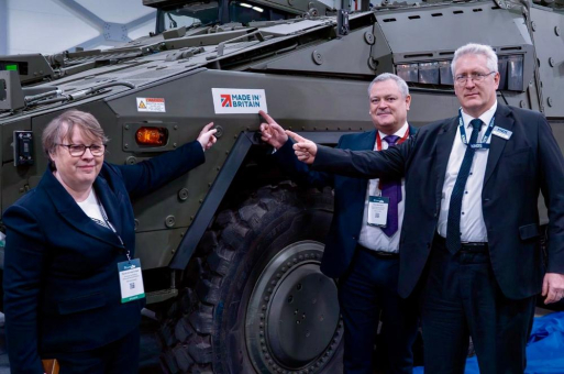 Erster in Großbritannien gefertigter Boxer auf der International Armoured Vehicles-Konferenz präsentiert