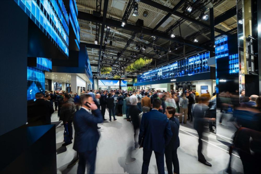 Schüco begrüßt die Bundesbauministerin auf der Messe BAU in München