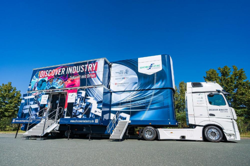 Tag der Industrie in Bad Urach: Erlebnis-Lern-Truck gibt bei URACA Einblicke in Technologien der Industrie 4.0