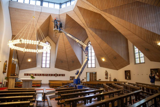 Raupenarbeitsbühne ermöglicht Probenentnahme an historischer Kirchendecke