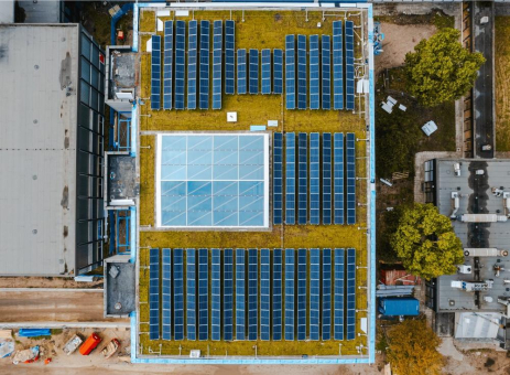 Ein Optigrün Solargründach auf dem neuen Gebäude der Universität Twente.